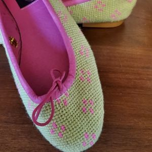 Size 9.5 green and pink embroidered flats